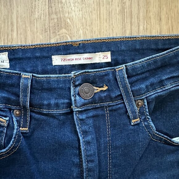 Levi's 721 High Rise Skinny Jean in Distressed - 25 - Picture 3 of 7